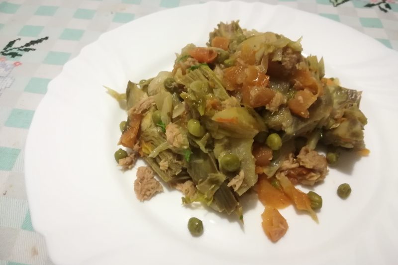 Carciofi in umido con verdure e tonno