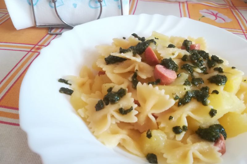 Insalata di pasta con pesto patate e wurstel