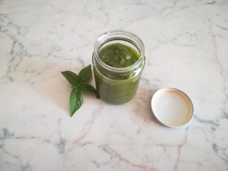 Pesto al basilico e mandorle Preparazione di base Un'idea al giorno