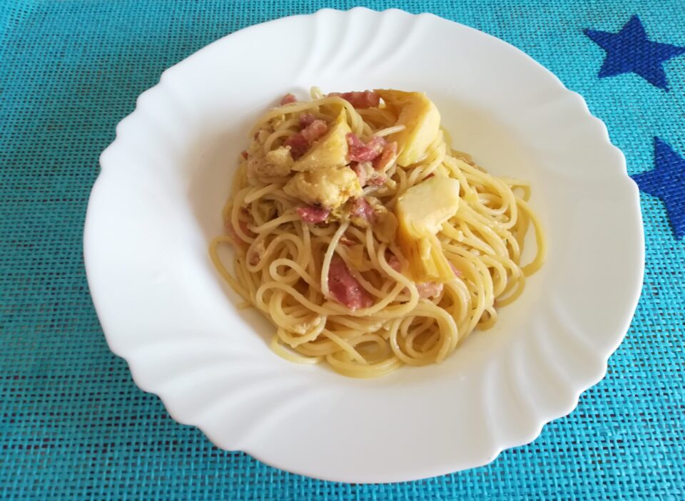 Spaghetti freddi con carciofini e pancetta