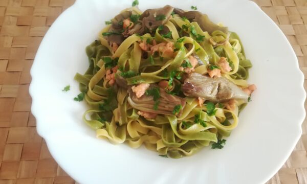 Paglia e fieno con salmone e carciofi