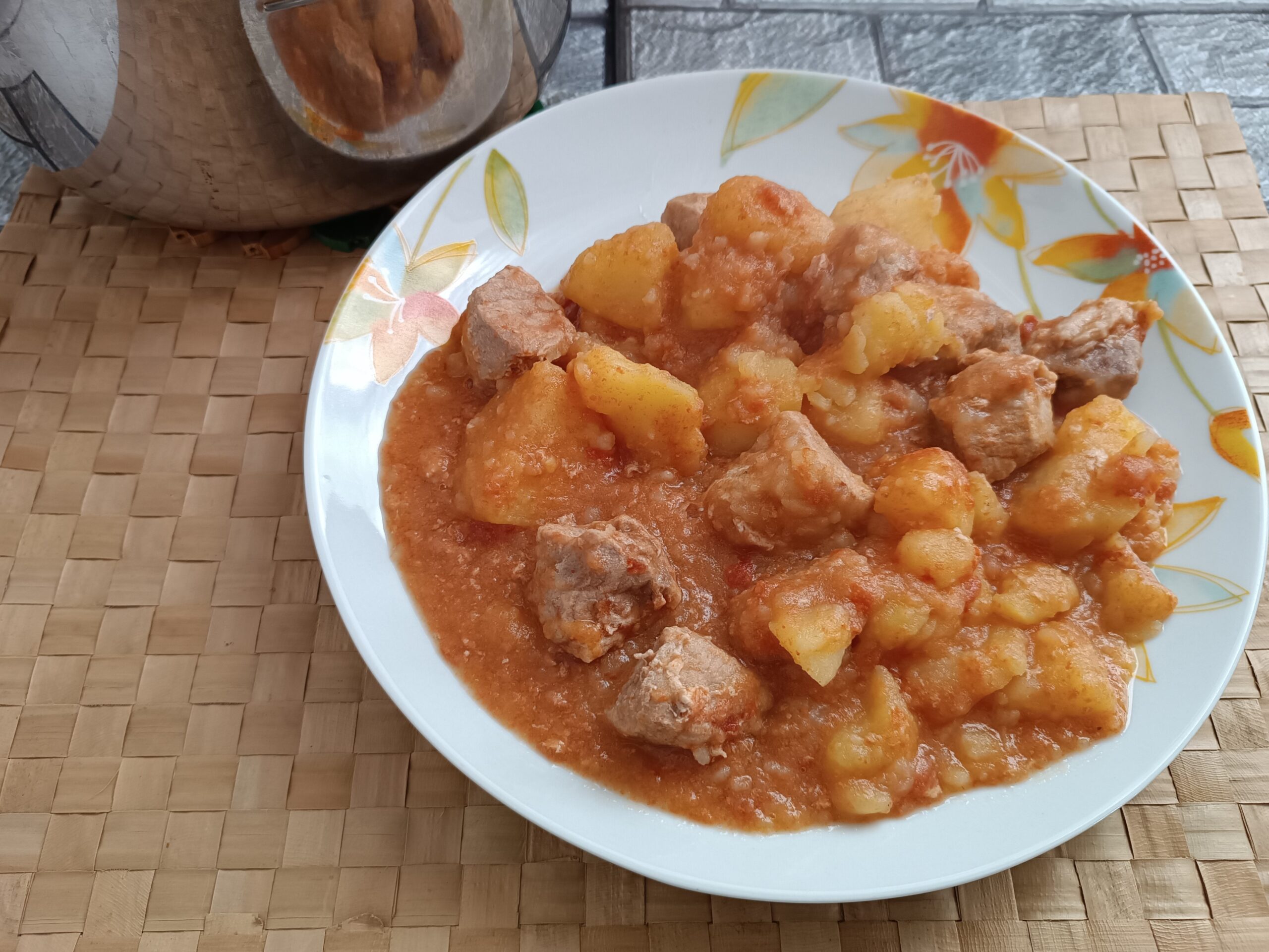 spezzatino di manzo con patate in pentola a pressione