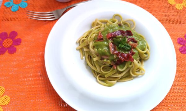 Fettuccine con crema di piselli e speck