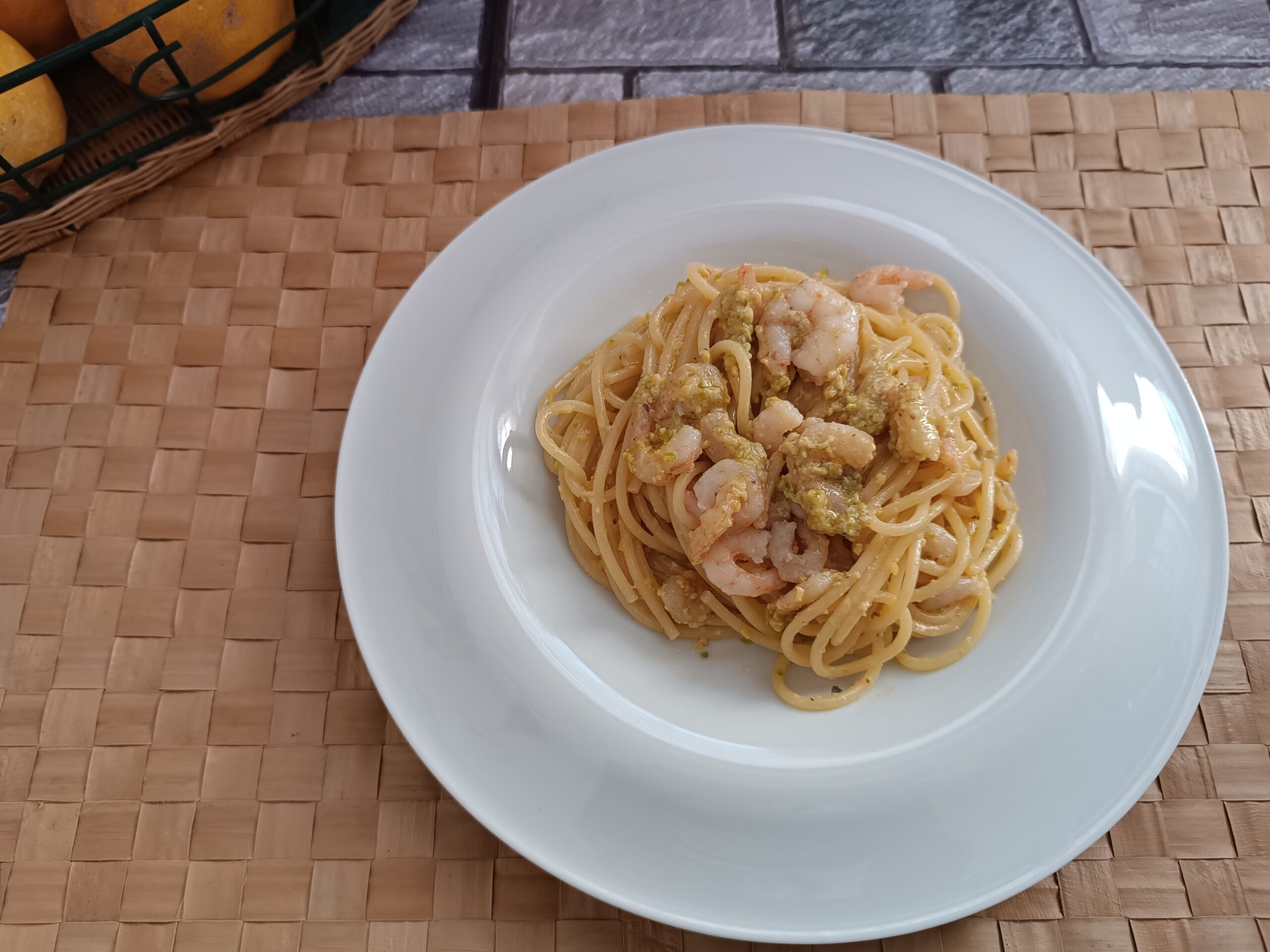 Spaghetti al pesto di pistacchio e gamberetti