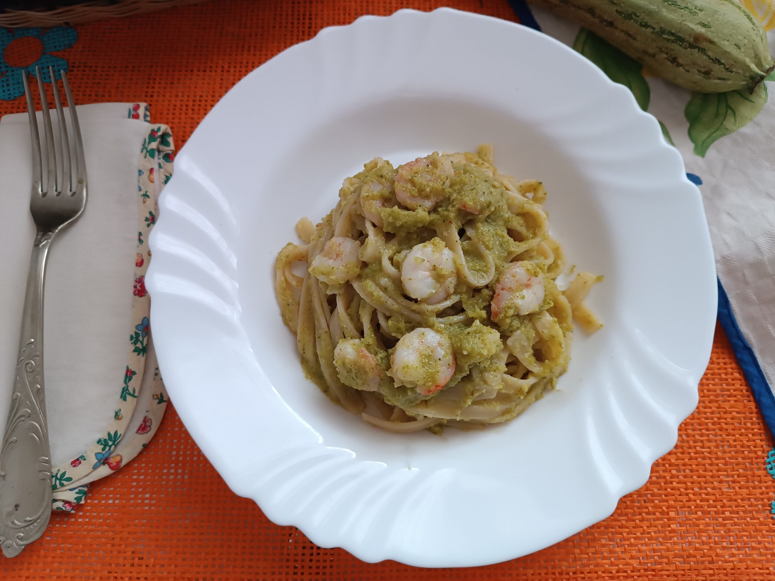 Fettuccine con crema di zucchine e gamberetti