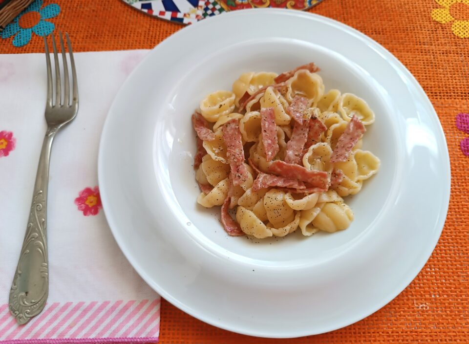 Gnocchi di pasta semplici al salame