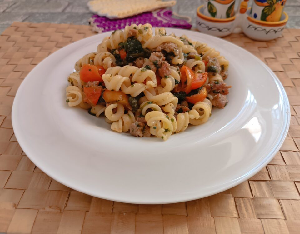 Pasta salsiccia borragine e pomodorini