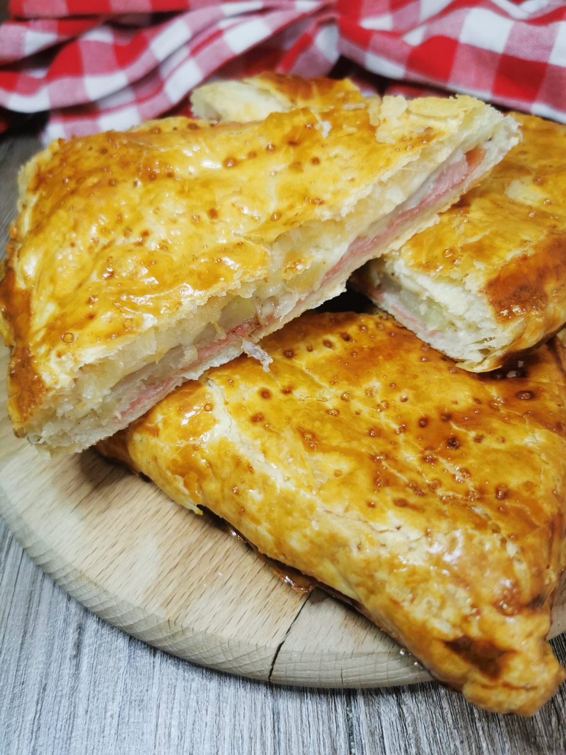 CALZONE DI PASTA SFOGLIA RIPIENO, patate, speck e provola