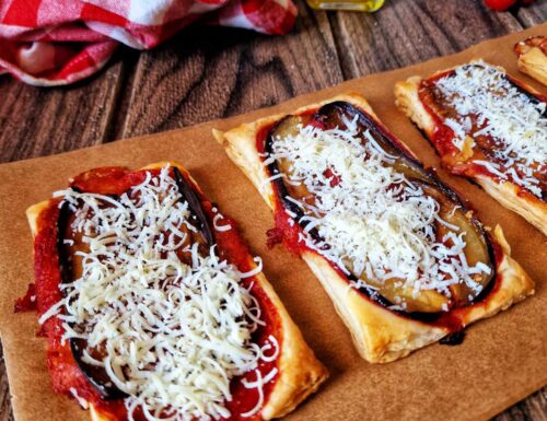 PIZZETTE DI SFOGLIA ALLA NORMA