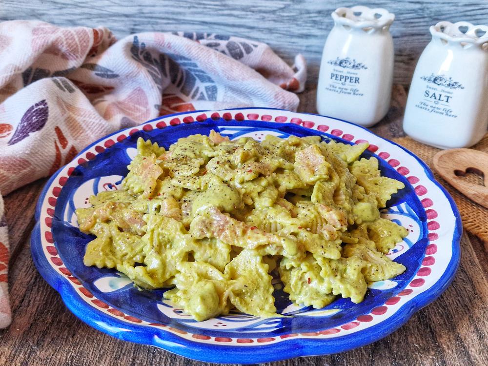 FARFALLE AL PESTO DI ZUCCHINE E SALMONE