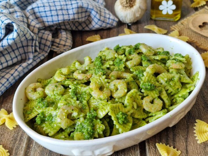 FARFALLE CON PESTO DI RUCOLA E GAMBERETTI