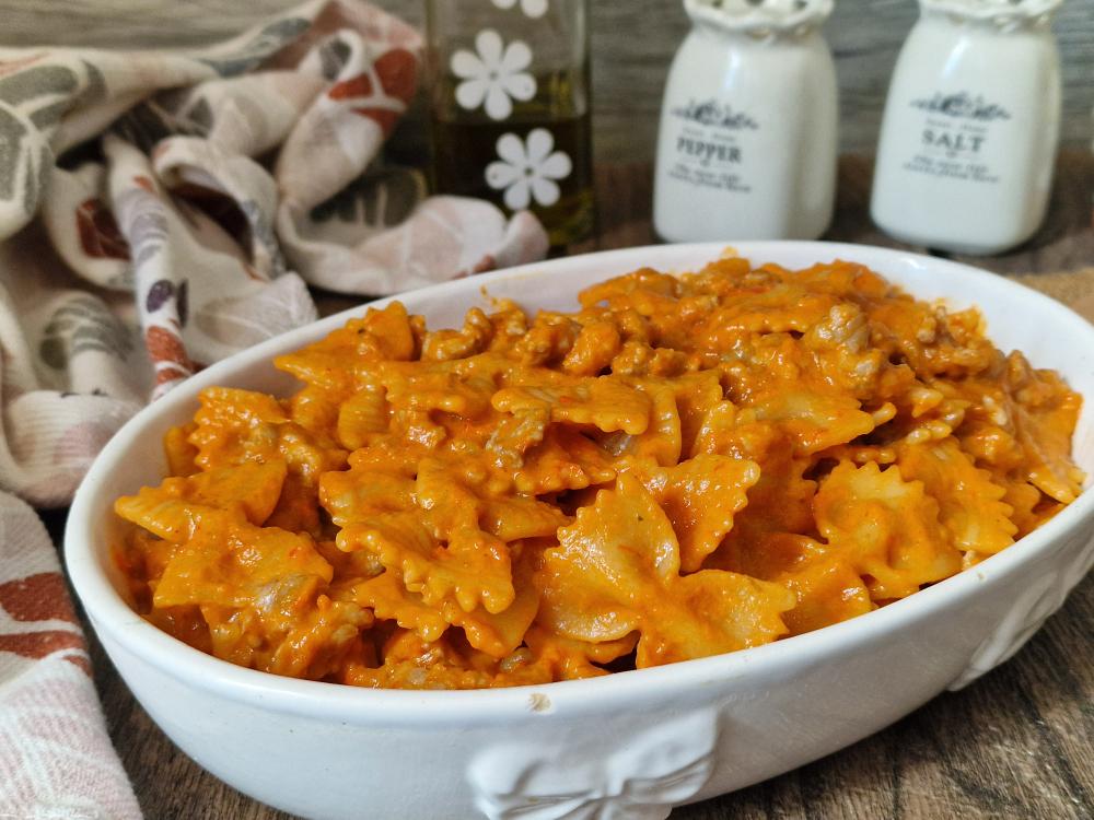 FARFALLE CON PEPERONI E SALSICCIA