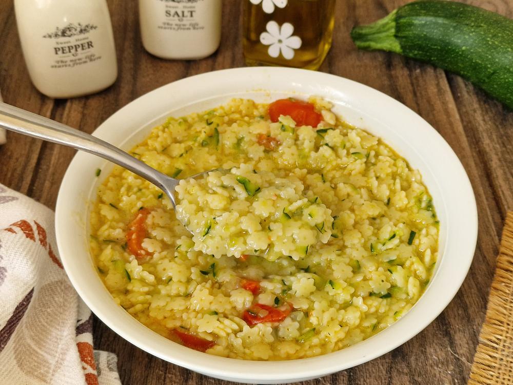 MINESTRA CON POMODORO E ZUCCHINE