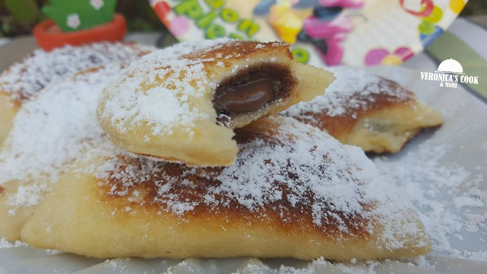 MEZZE LUNE DI PANE ALLA NUTELLA