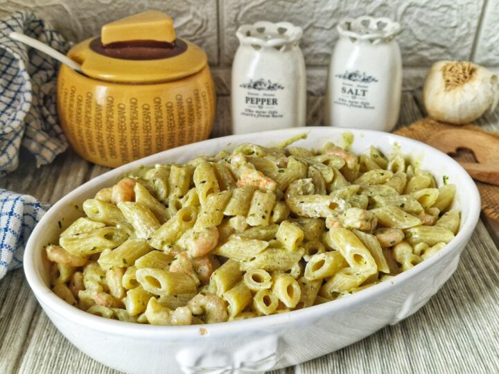 MEZZE PENNE CON PESTO E GAMBERETTI