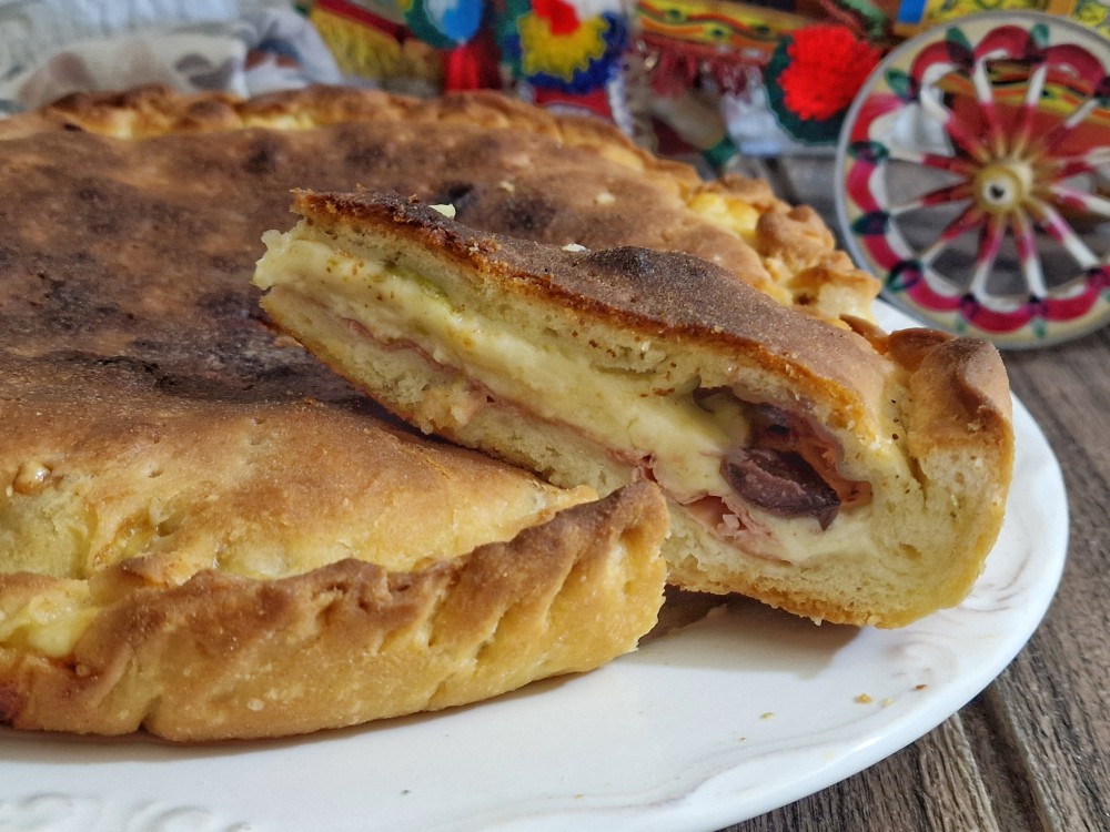 SCACCIATA TUMA OLIVE E PROSCIUTTO