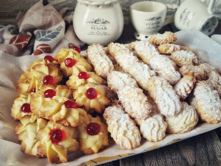 BISCOTTINI AL BURRO CON CILIEGINE