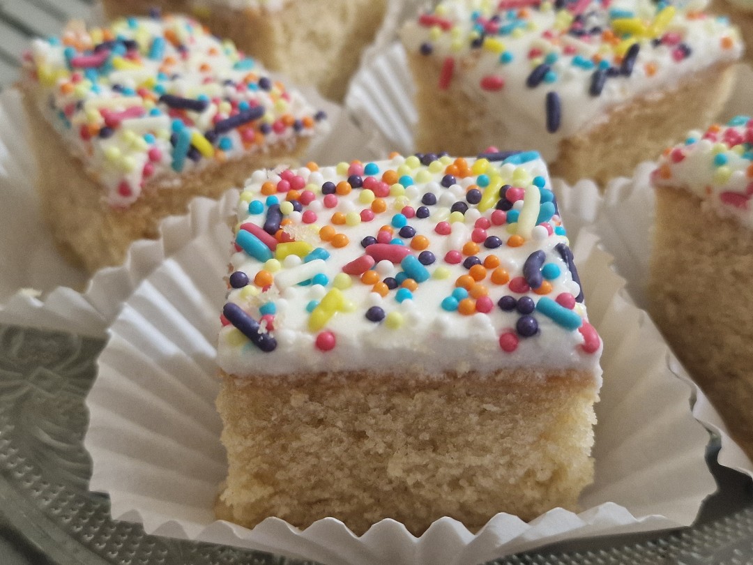 TORTA CON GLASSA E ZUCCHERINI