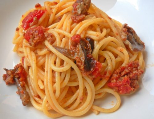 Spaghetti con ragù magro e funghi