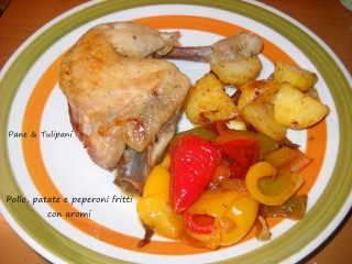 Pollo, patate e peperoni fritti con aromi