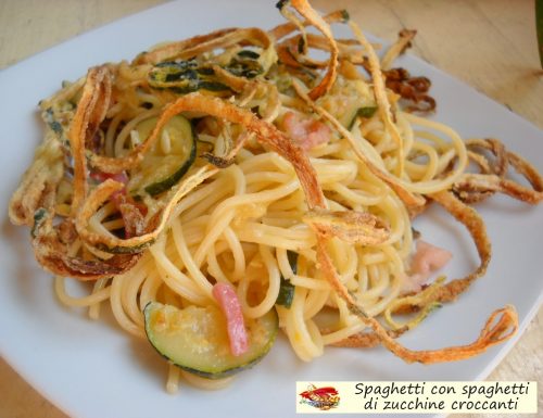 Spaghetti con spaghetti di zucchine croccanti