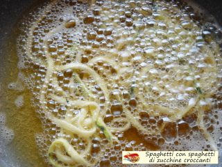 Spaghetti con spaghetti di zucchine croccanti.4