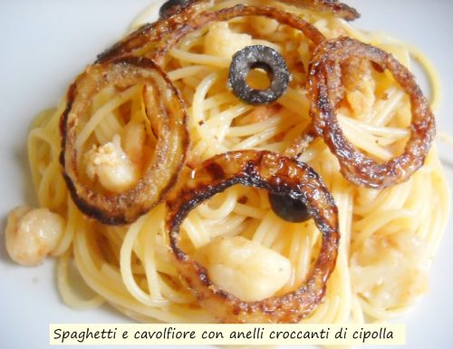 Spaghetti e cavolfiore con anelli croccanti di cipolla