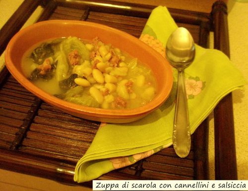 Zuppa di scarola con cannellini e salsiccia