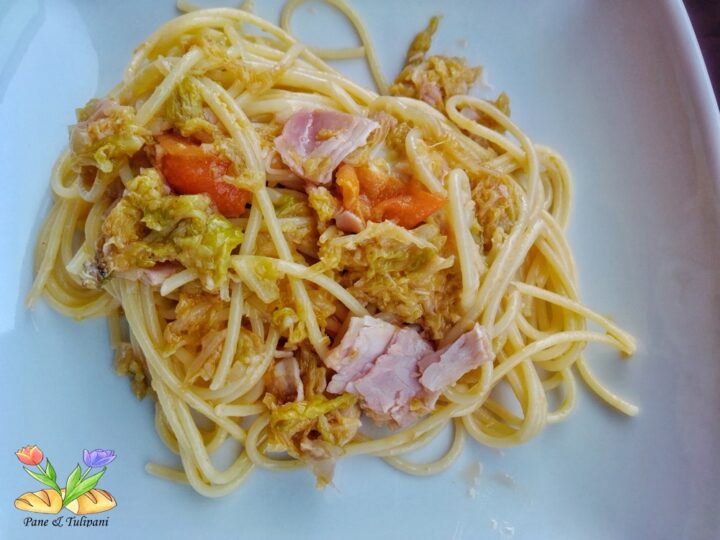 spaghetti con verza e prosciutto