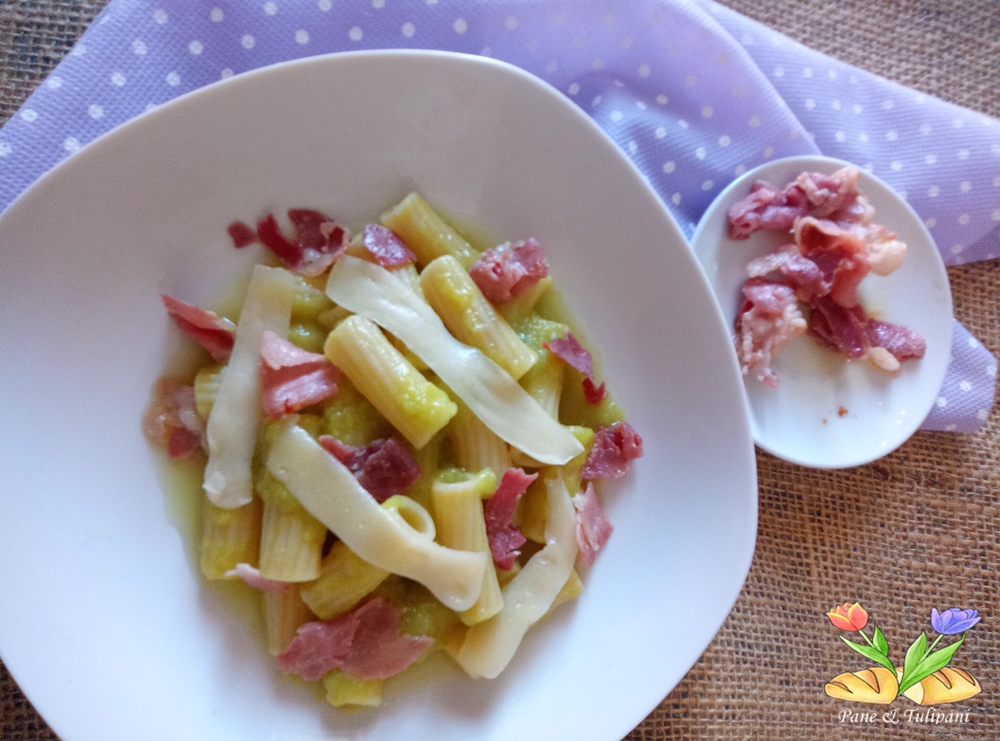 tortiglioni alla curcuma con crema di asparagi