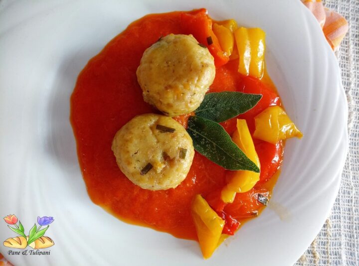 gnudi di pane su crema di peperoni