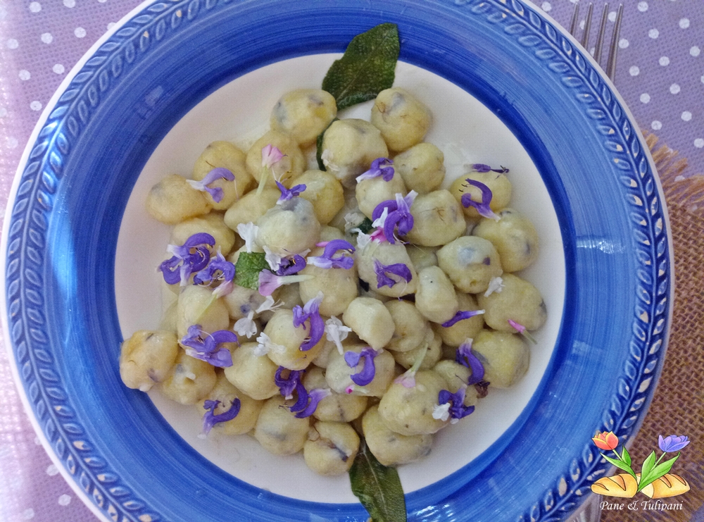 gnocchi con coriandoli di fiori eduli