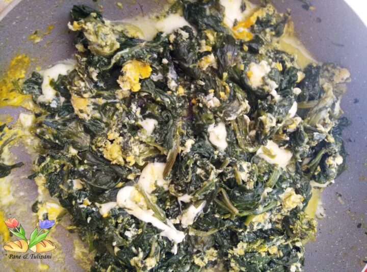 spinaci filanti con uova e mozzarella