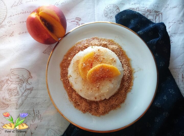 panna cotta con pesche su amaretti