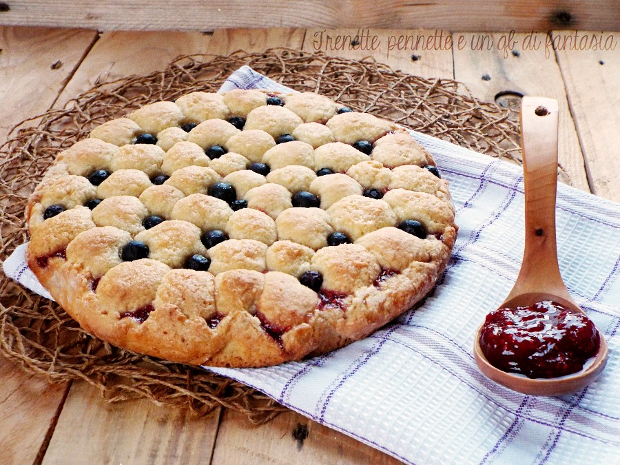 Crostata lamponi e mirtilli con frolla allo yogurt, uno scrigno gustoso che racchiude una marmellata di lamponi, che dà il giusto equilibrio di dolcezza e a cui nessuno sa dire di no!