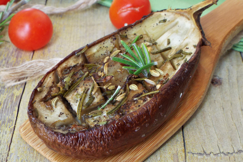 Melanzane grigliate al forno con rosmarino finocchio e aglio