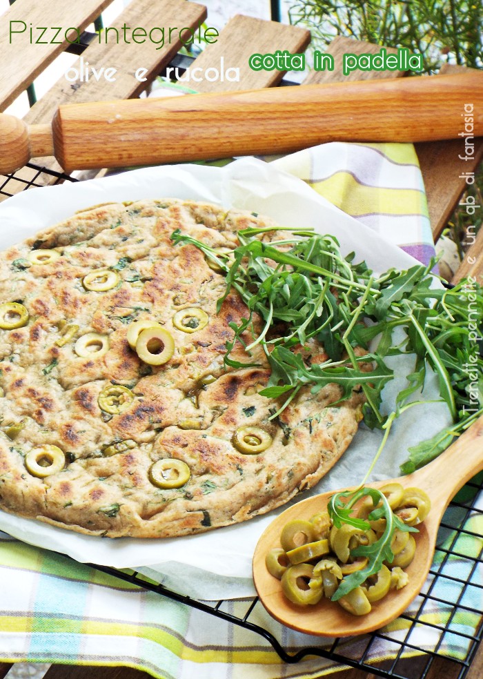 Pizza integrale olive e rucola cotta in padella