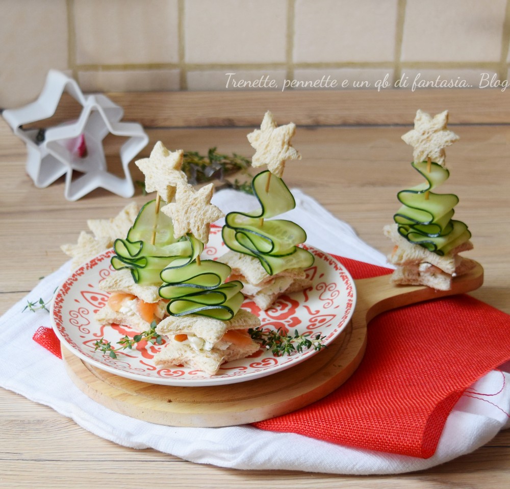 Tartine Stella di Natale con crema di formaggio e salmone