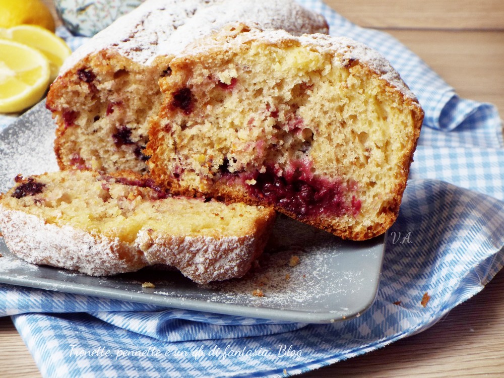 Plumcake al limone frullato e frutti rossi una nuvola soffice con un trucchetto che lo rende davvero speciale, dal profumo tutto agrumato.