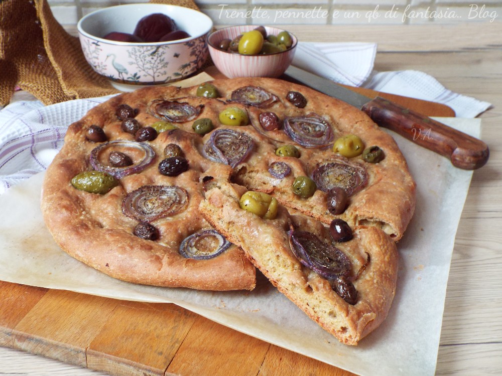 Focaccia croccante una vera chicca con impasto alla rapa rossa con cipolle e olive appena sfornata sparisce subito.. una vera bontà!