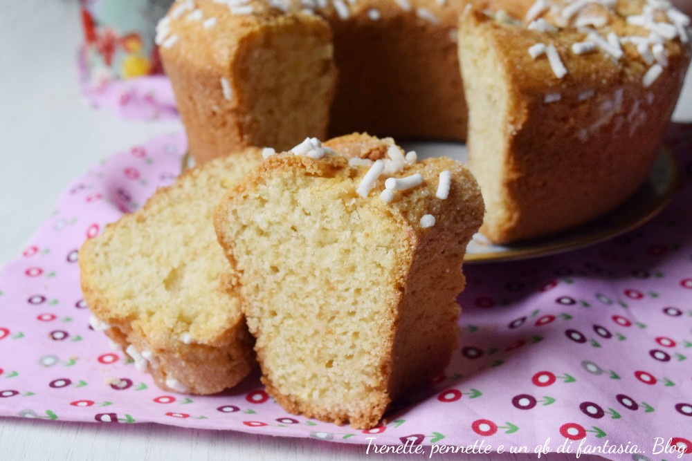 Ciambellone della nonna con olio di oliva senza uova e con tanta granella di zucchero, un dolce casalingo che profuma di casa