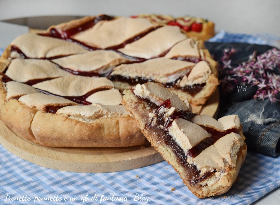 Crostata meringatat con marmellata di lamponi un dolce fatto in casa, con una glassa delicata che si scioglie letteralmente in bocca.