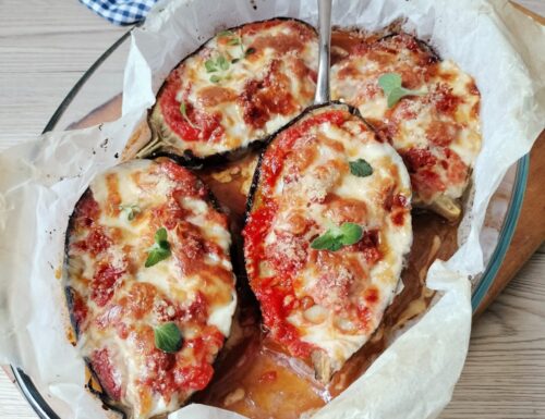 Melanzane in barchetta con salsiccia e scamorza un piatto unico dal sapore irresistibile