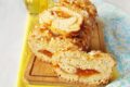 Rotolo di frolla alla ricotta con marmellata di pesche: una ricetta estiva che non puoi perderti