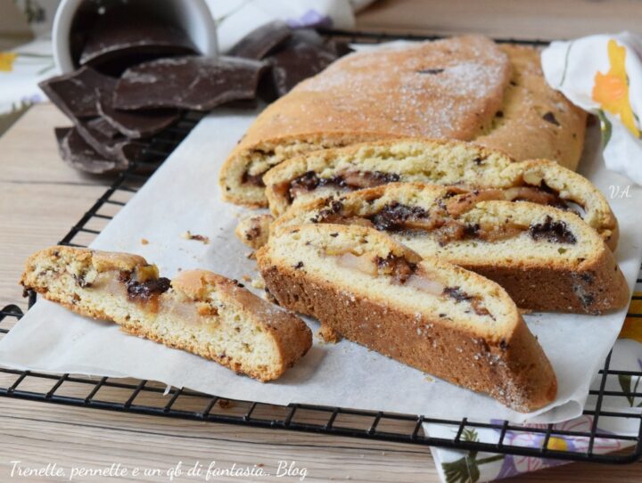 Strudel di frolla che si trasforma in biscottoni dal cuore tenero di mela pera e cioccolato fondente