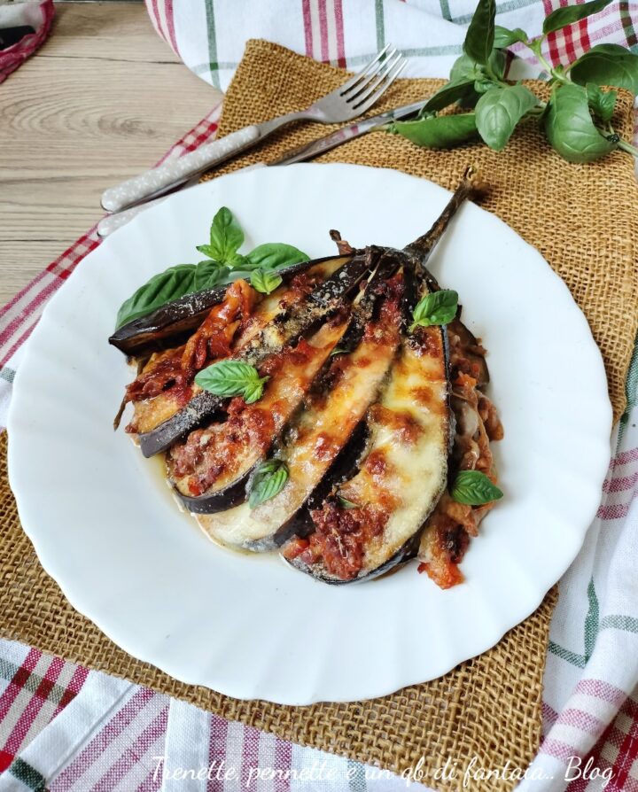 melanzane a ventaglio con sugo di ragù e scamorza sono esattamente quello che cercavi. Una ricetta che adorerai dal primo boccone, e soprattutto le amerai per l'effetto scenografico e dal gusto davvero irresistibile. Un piatto unico con melanzane dai profumi mediterranei che sprigiona in cucina un gustoso e invitante profumo simile a quello della lasagna