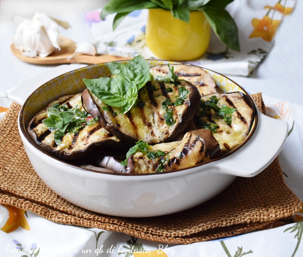 Melanzane grigliate con menta, basilico e limone sono un contorno estivo facile da preparare.