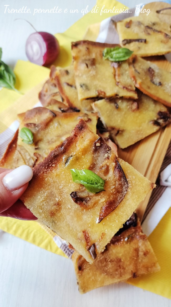 Schiacciata di melanzane e cipolla al forno: veloce, leggera e super croccante ti conquista al primo morso.  Pochi ingredienti per un risultato davvero sfizioso!