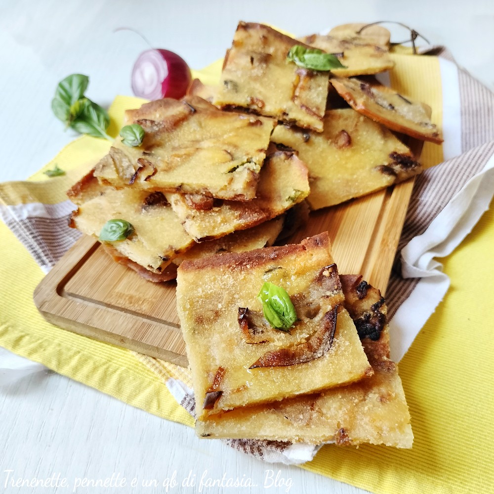 Schiacciata di melanzane e cipolla al forno: veloce, leggera e super croccante ti conquista al primo morso. 