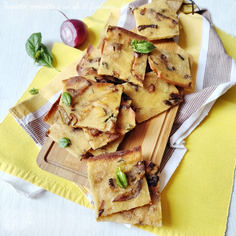 Schiacciata di melanzane e cipolla al forno: veloce, leggera e super croccante ti conquista al primo morso. Pochi ingredienti per un risultato davvero sfizioso che adorerai appena sfornata